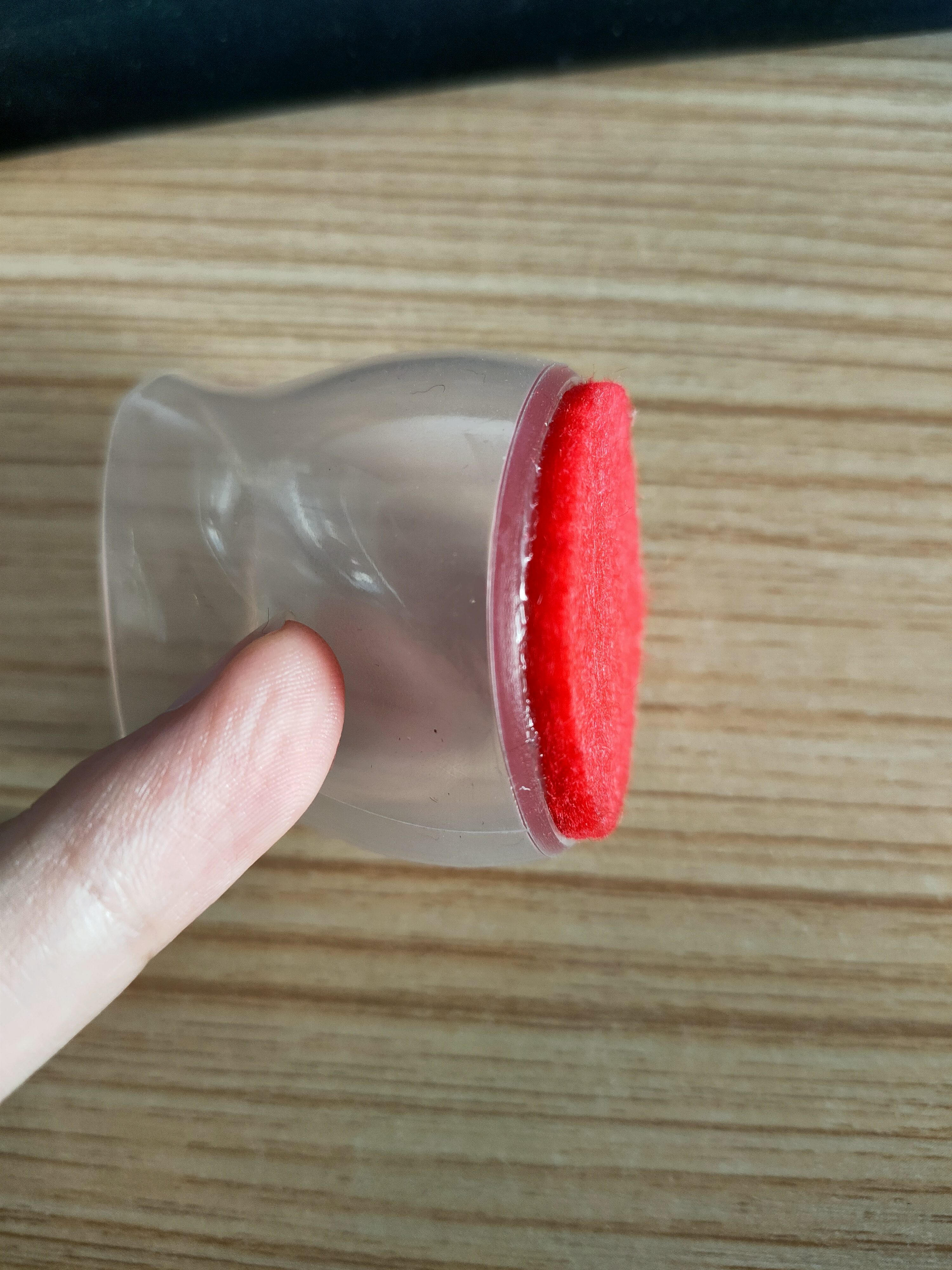 硅胶桌椅脚套粘毛粘用什么胶水-九点硅胶专用胶水案例